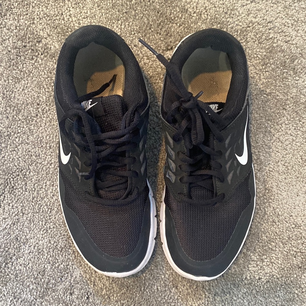 Size 7 Nike Black & White athletic shoes